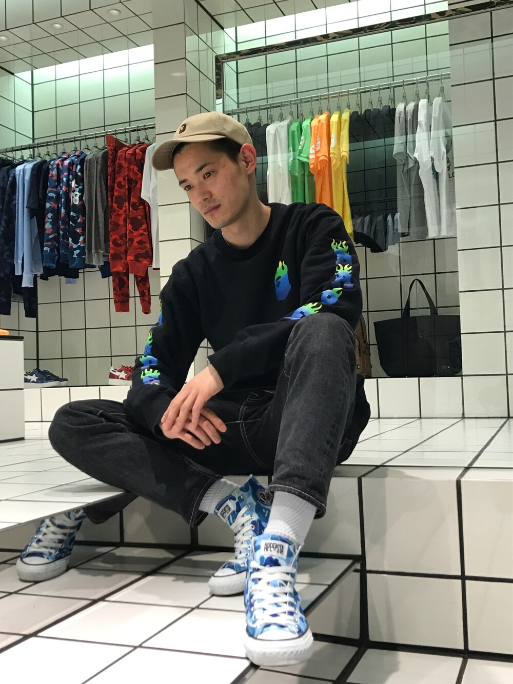 「春、Bape、A BATHING APE、スニーカー、ブラック、FLAME、スケータースタイル、迷彩」｜「A BATHING APEのAPE HEAD PANEL CAP M（キャップ、ベージュ系）」を使った、児玉 洋介さん（メンズ・176cm）の春コーディネートの1枚目の写真