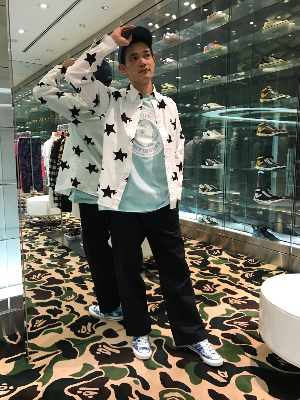 「休日スタイル、カジュアル、Bape、A BATHING APE、bape sta、blue、ワイドパンツ、カモフラ」｜「A BATHING APEのAPE HEAD EMBROIDERY PANEL CAP M（キャップ、ブルー系）」を使った、児玉 洋介さん（メンズ・176cm）の春コーディネートの1枚目の写真