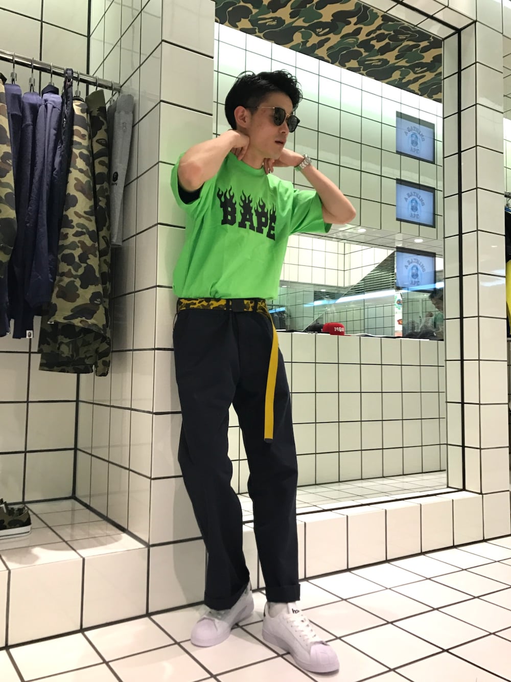 「夏、ビッグT、サングラス、Bape、A BATHING APE、ネオンカラー、フレイムロゴ、ワイドパンツ」｜「A BATHING APEのNEON COLOR BAPE FLAME TEE M（Tシャツ/カットソー、グリーン系）」を使った、児玉 洋介さん（メンズ・176cm）の春コーディネートの1枚目の写真