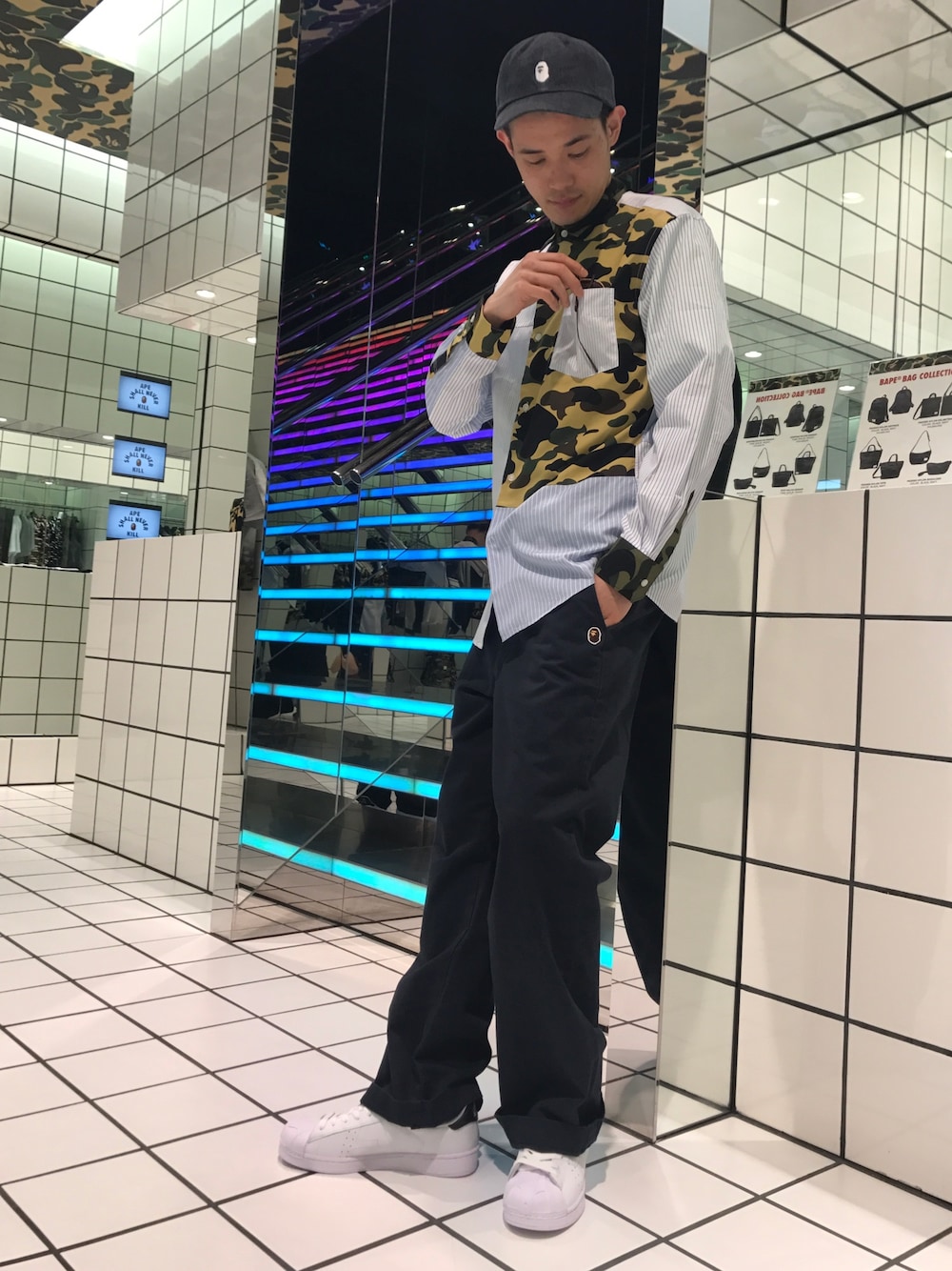 「サングラス、クレイジーパターン、シャツスタイル、オールドスクール、スニーカー、Bape、A BATHING APE、キャップ」｜「A BATHING APEのAPE HEAD EMBROIDERY PANEL CAP M（キャップ、ブラック系）」を使った、児玉 洋介さん（メンズ・176cm）の春コーディネートの1枚目の写真