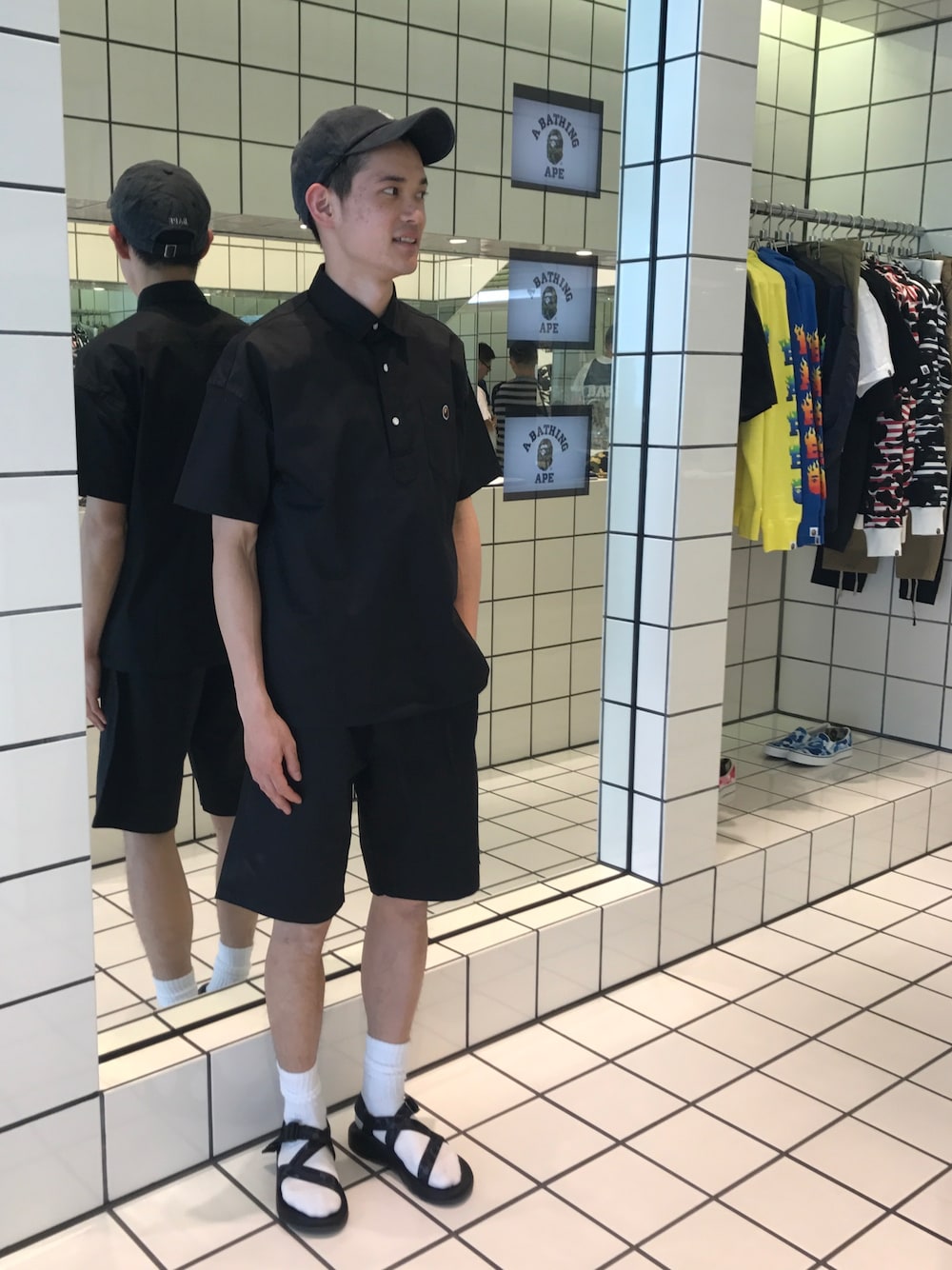 「A BATHING APE、Bape、夏、シンプル、カジュアル、サンダル、ワイドパンツ、ブラック」｜「A BATHING APEのAPE HEAD EMBROIDERY PANEL CAP M（キャップ、ブラック系）」を使った、児玉 洋介さん（メンズ・176cm）の夏コーディネートの1枚目の写真