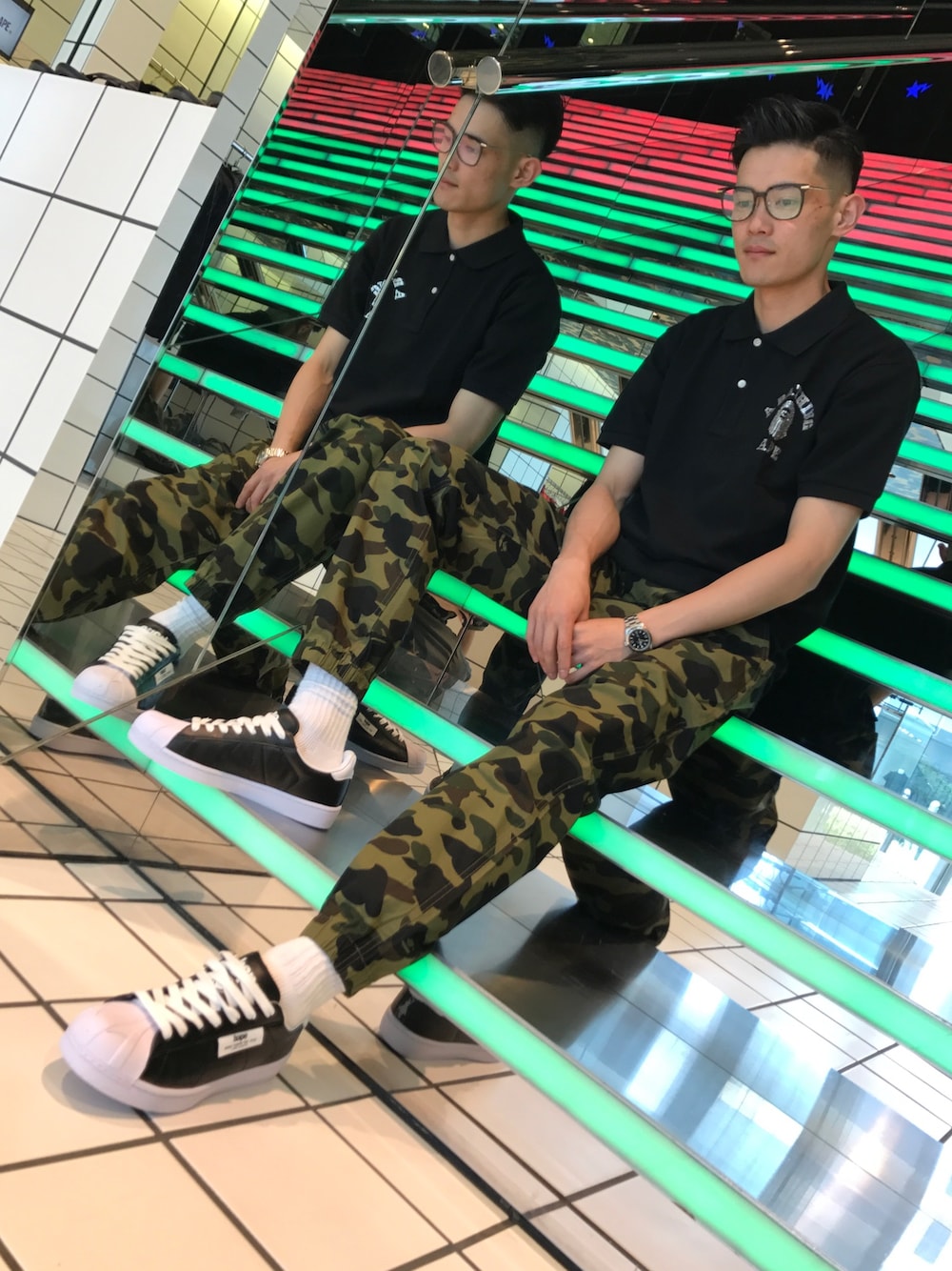 「A BATHING APE、Bape、ジョガーパンツ、ポロシャツ、スワロフスキー、迷彩、夏、ストリート」｜「A BATHING APEのOPTICAL FRAME 5 M（サングラス、ブラック系）」を使った、児玉 洋介さん（メンズ・176cm）の夏コーディネートの1枚目の写真