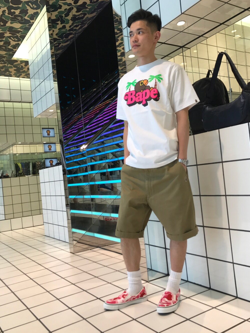 「Bape、abathingape、milo、夏、ワイドパンツ、スリッポン、迷彩、Tシャツ」｜「A BATHING APEのMILO SUMMER TEE #02 M（Tシャツ/カットソー、ホワイト系）」を使った、児玉 洋介さん（メンズ・176cm）の夏コーディネートの1枚目の写真