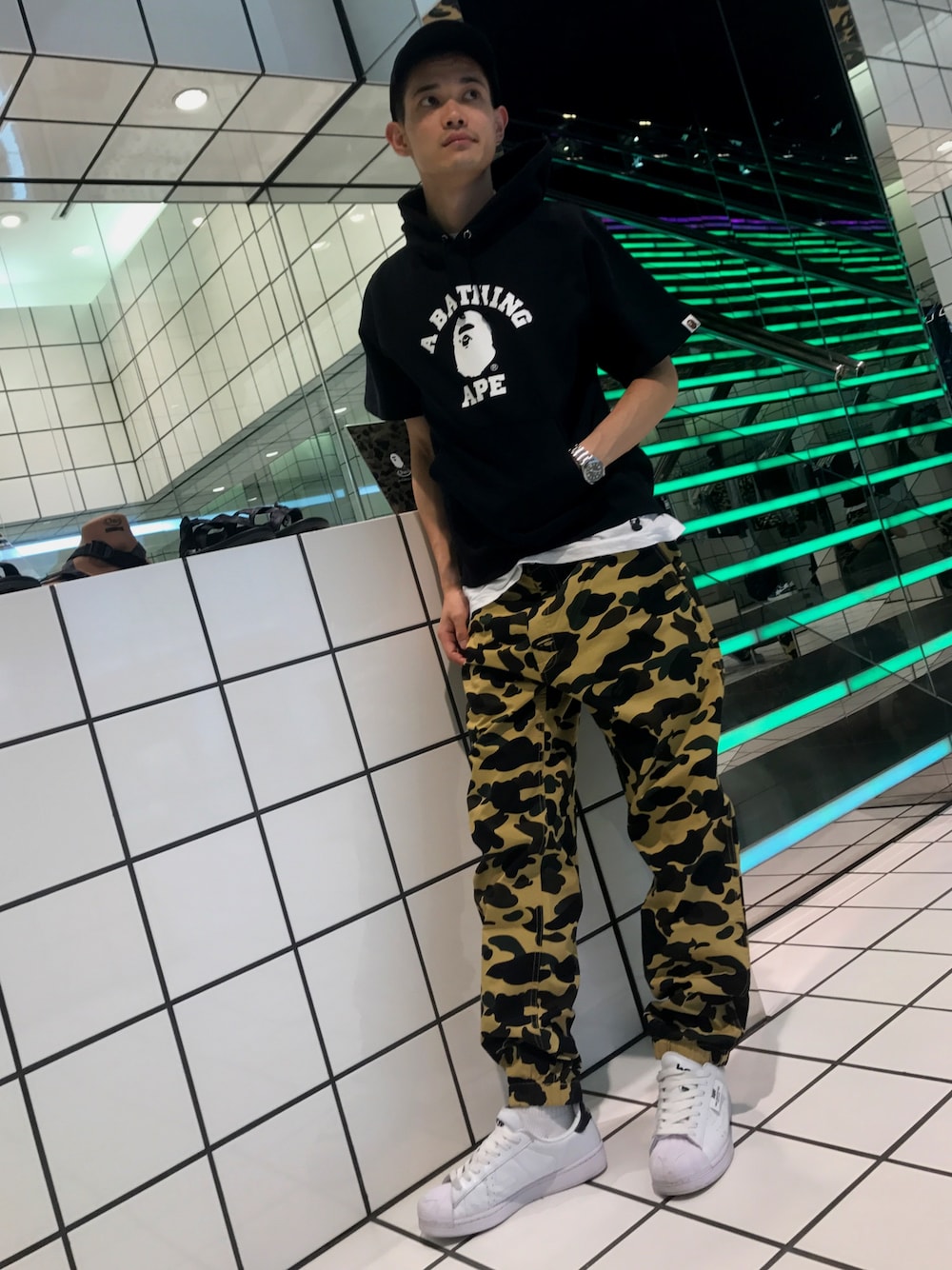 「夏、ラフ、白Tシャツ、モノトーン、迷彩、ジョガーパンツ、半袖スウェット、Bape、abathingape」｜「A BATHING APEのAPE HEAD EMBROIDERY PANEL CAP M（キャップ、ブラック系）」を使った、児玉 洋介さん（メンズ・176cm）の夏コーディネートの1枚目の写真