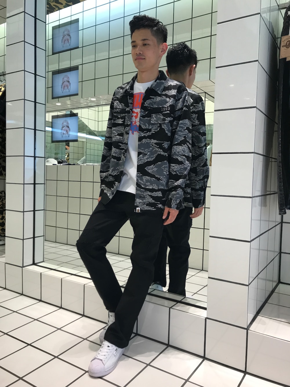 「デニム、ミリタリー、夏、スキニー、abathingape、モノトーン、Bape、白Tシャツ、streetstyle」｜「A BATHING APEのTIGER CAMO MILITARY SHIRT M（シャツ/ブラウス、ブラック系）」を使った、児玉 洋介さん（メンズ・176cm）の夏コーディネートの1枚目の写真