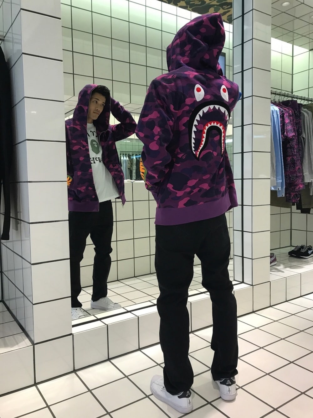 「デニム、白Tシャツ、ストリート、スケータースタイル、abathingape、Bape、秋コーデ、SHARK、迷彩」｜「A BATHING APEのCOLOR CAMO EMBROIDERY SHARK FULL ZIP HOODIE M（パーカー、パープル系）」を使った、児玉 洋介さん（メンズ・176cm）の夏コーディネートの1枚目の写真