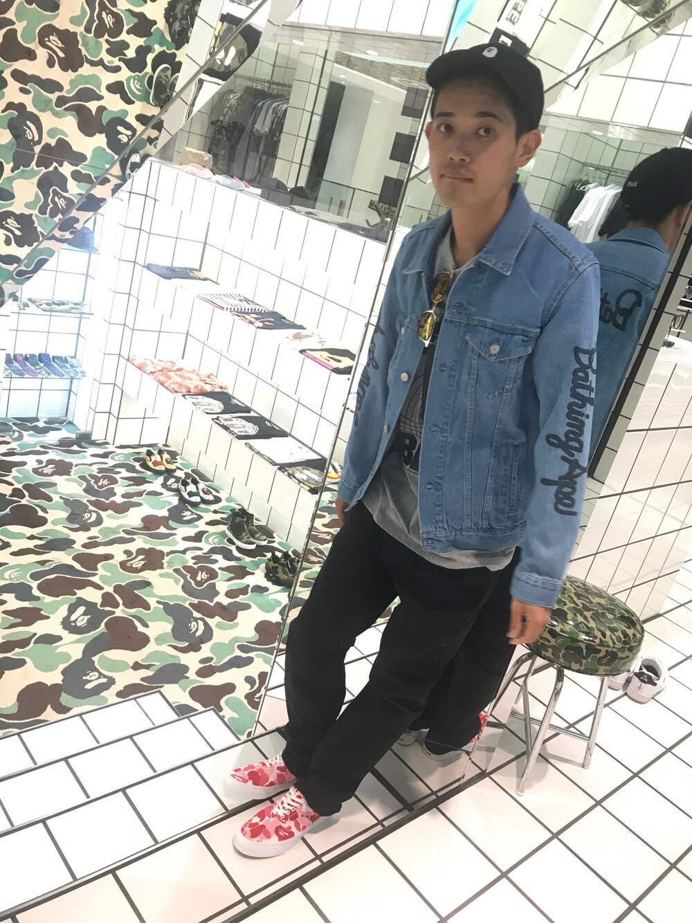 「Bape、秋のコーデ、今日のコーデ、サングラス、fashion、デニムジャケット、ビッグプリント、ピンク」｜「A BATHING APEのAPE HEAD EMBROIDERY PANEL CAP M（キャップ、ブラック系）」を使った、児玉 洋介さん（メンズ・176cm）の秋コーディネートの1枚目の写真