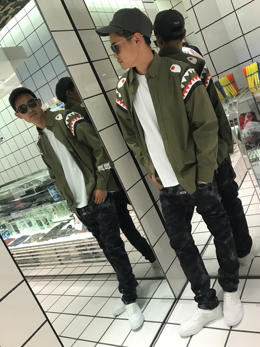 「秋のコーデ、今日のコーデ、スキニーデニム、デニムパンツ、サングラス、Bape、SHARK、オリーブ、ホワイト」｜「A BATHING APEのAPE HEAD EMBROIDERY PANEL CAP M（キャップ、グリーン系）」を使った、児玉 洋介さん（メンズ・176cm）の秋コーディネートの1枚目の写真