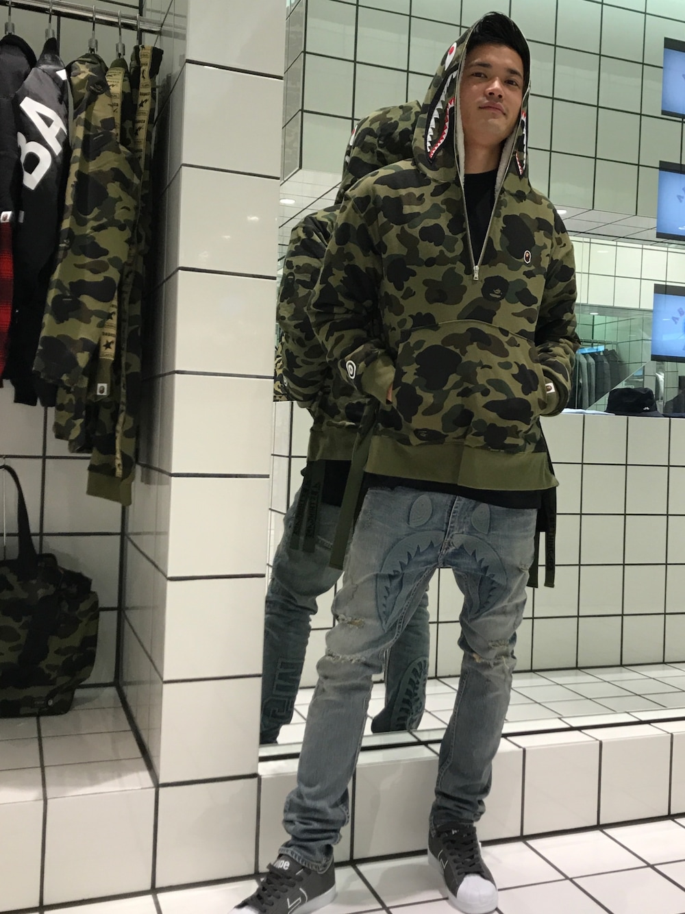 「Bape、abathingape、秋コーデ、ストリート、レイヤードスタイル、ロックテイスト、SHARK、迷彩、クラッシュデニム」｜「A BATHING APEの1ST CAMO SHARK SHERPA PULLOVER HOODIE M（ミリタリージャケット、グリーン系）」を使った、児玉 洋介さん（メンズ・176cm）の秋コーディネートの1枚目の写真