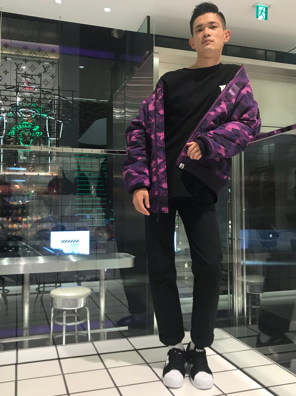 「黒、street、スニーカーコーデ、秋のコーデ、Bape、abathingape、差し色、MA-1、オーバーサイズ」｜「A BATHING APEのSIDE SLIT LAYERED  OVER SIZED L/S TEE M（Tシャツ/カットソー、ブラック系）」を使った、児玉 洋介さん（メンズ・176cm）の秋コーディネートの1枚目の写真
