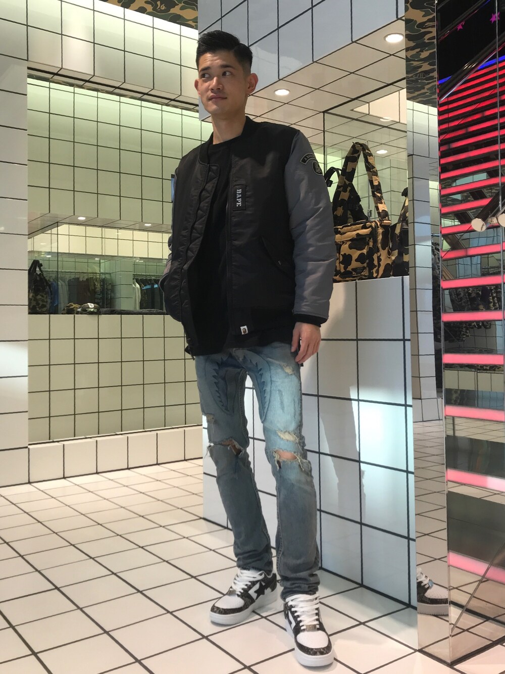 「ブラック、スニーカーコーデ、スキニーデニム、ストリート、Bape、abathingape、MA-1、カモフラ」｜「A BATHING APEのBOMBER JACKET M（ミリタリージャケット、ブラック系）」を使った、児玉 洋介さん（メンズ・176cm）の秋コーディネートの1枚目の写真