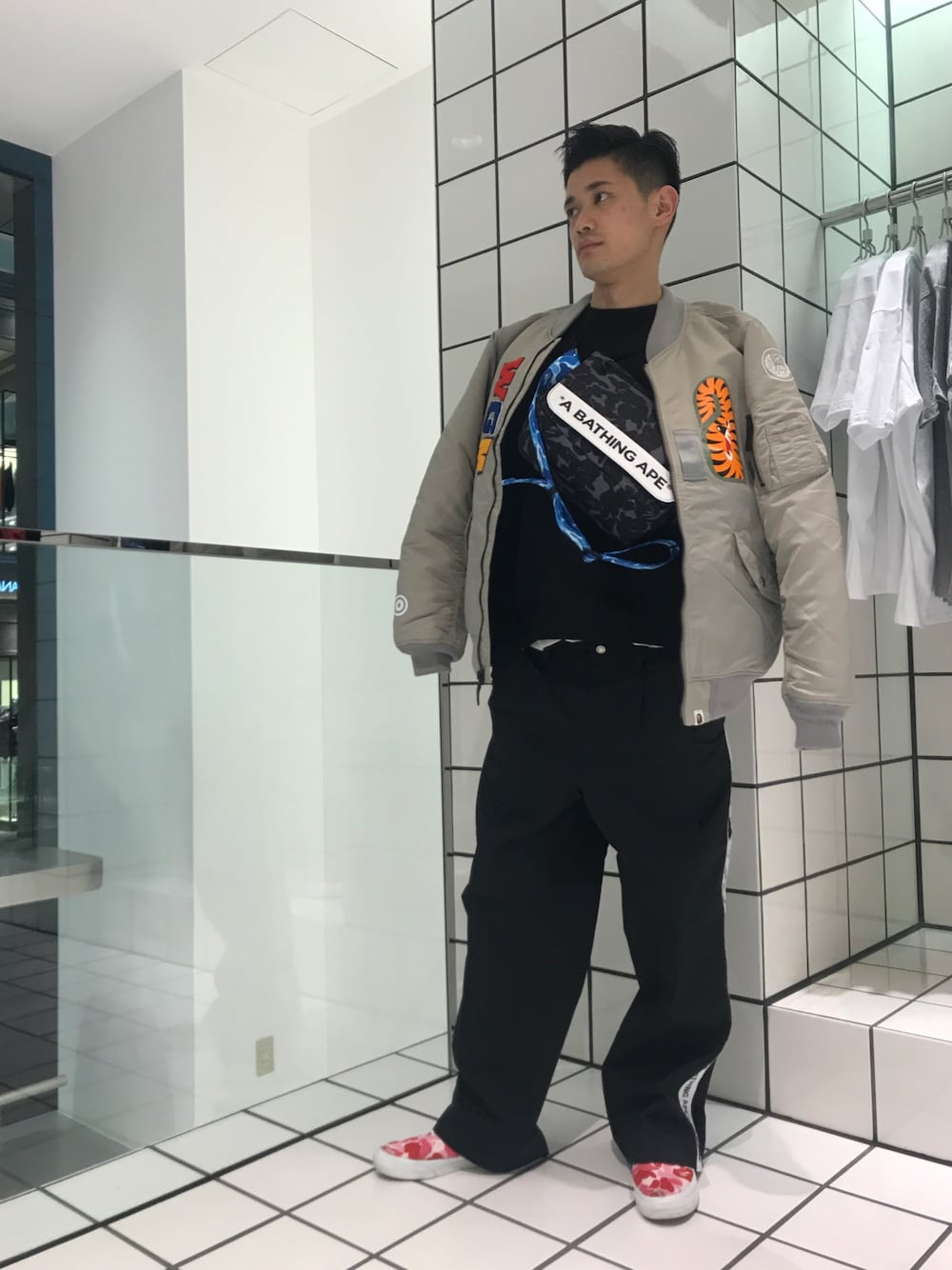 「冬、スニーカーコーデ、ストリート、ワイドパンツ、abathingape、Bape、迷彩、モノトーン」｜「A BATHING APEのSHARK MA-1 M（ミリタリージャケット、グレー系）」を使った、児玉 洋介さん（メンズ・176cm）の冬コーディネートの1枚目の写真