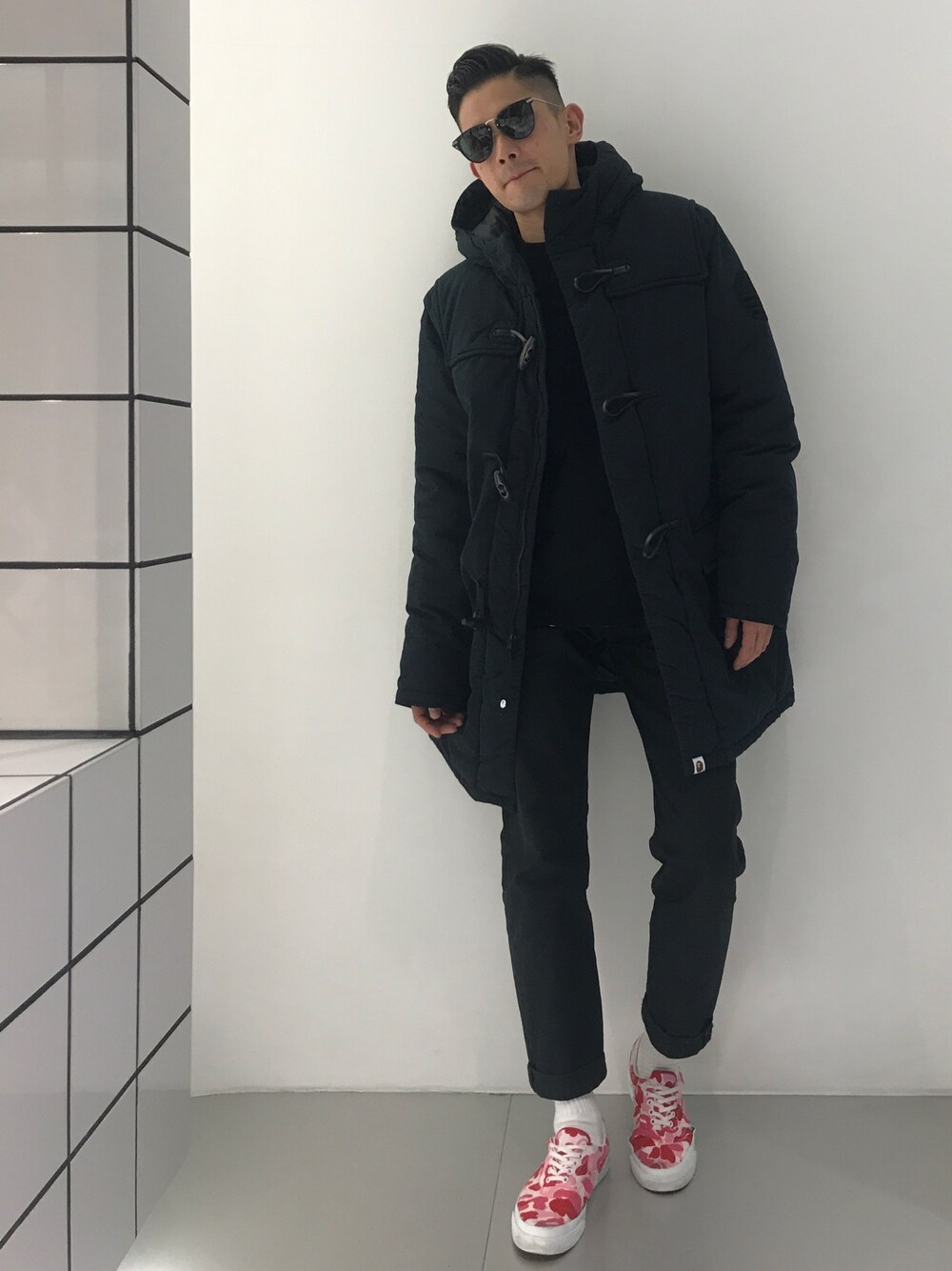 「ブラック、ロールアップ、シンプル、Bape、abathingape、ピンク、迷彩、白ソックス」｜「A BATHING APEのSUNGLASSES 8 M（サングラス、グレー系）」を使った、児玉 洋介さん（メンズ・176cm）の冬コーディネートの1枚目の写真