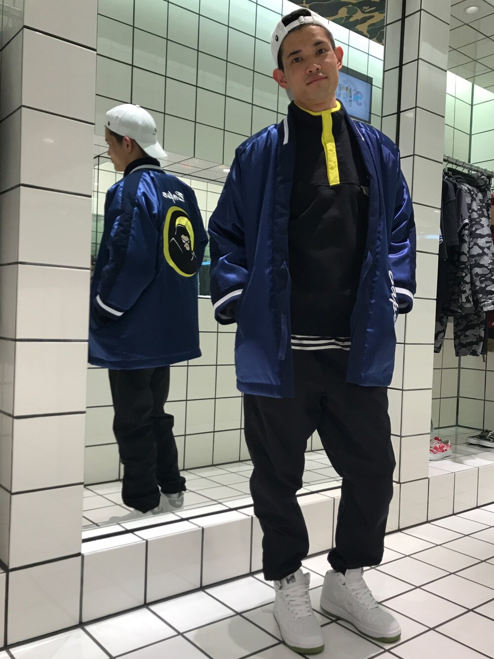 「冬コーデ、ラクチンコーデ、ビッグシルエット、abathingape、Bape、和テイスト、モノトーン、スニーカー、ボーダー」｜「A BATHING APEのBIG COLLEGE HOOP L/S TEE M（Tシャツ/カットソー、ブラック系）」を使った、児玉 洋介さん（メンズ・176cm）の冬コーディネートの1枚目の写真