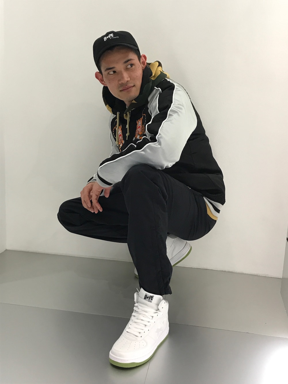 「スニーカー、黒、ストリート、ラクチンコーデ、abathingape、Bape、カモフラ、ヌケ感、パネルキャップ」｜「A BATHING APEのCITY CAMO BAPE STA MID（スニーカー、ホワイト系）」を使った、児玉 洋介さん（メンズ・176cm）の冬コーディネートの1枚目の写真
