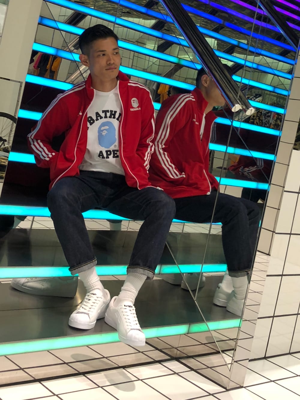 「春夏コーデ、Tシャツ、ロールアップ、スポーツミックス、adidas、Bape、赤×白、abathingape」｜「A BATHING APEの2008 TYPE-05 DENIM PANTS M（デニムパンツ、ブルー系）」を使った、児玉 洋介さん（メンズ・176cm）の春コーディネートの1枚目の写真