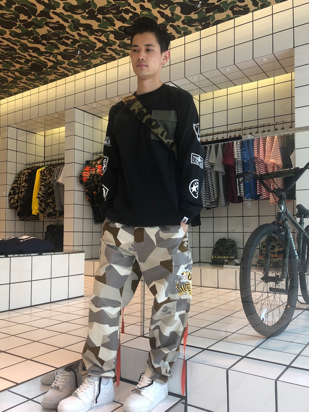「ストリート、アーミー、カモフラ、Bape、abathingape、カーゴパンツ、ロンT、ポーター」｜「A BATHING APEのBAPE STA （スニーカー、ホワイト系）」を使った、児玉 洋介さん（メンズ・176cm）の夏コーディネートの1枚目の写真