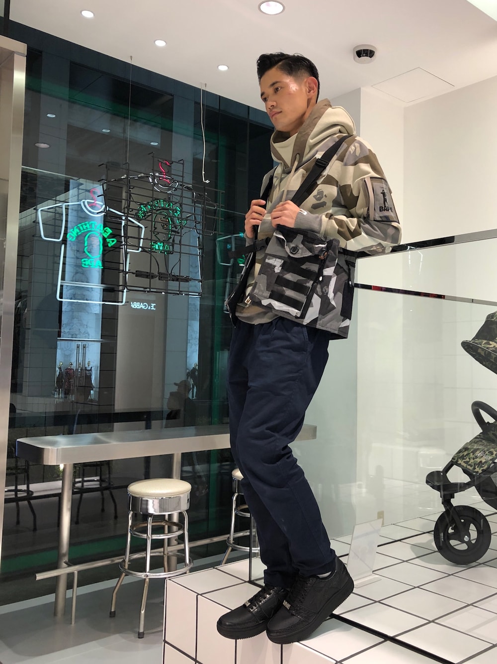 「スニーカー、abathingape、Bape、ミリタリー、ベスト、迷彩、カモフラ、秋コーデ、ストリート」｜「A BATHING APEのSPLINTER CAMO WIDE PULLOVER HOODIE M（パーカー、ベージュ系）」を使った、児玉 洋介さん（メンズ・176cm）の秋コーディネートの1枚目の写真