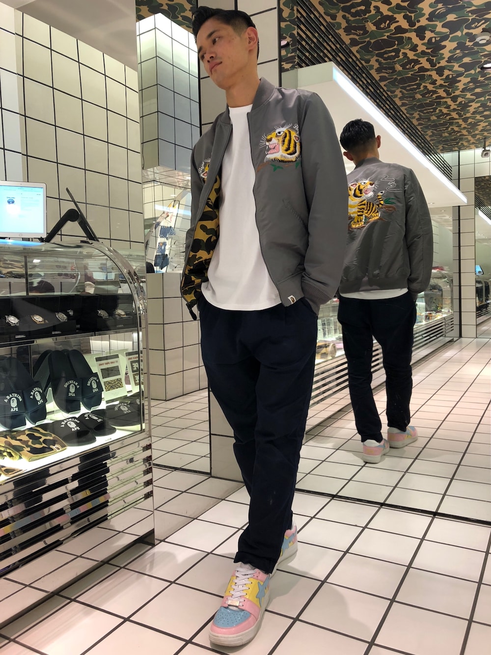 「秋コーデ、スニーカー、ストリート、ボンバージャケット、和テイスト、チノパン、ロンT、ジャストサイズ」｜「A BATHING APEのTIGER EMBROIDERY REVERSIBLE LIGHT BOMBER JACKET M（ミリタリージャケット、グレー系）」を使った、児玉 洋介さん（メンズ・176cm）の秋コーディネートの1枚目の写真