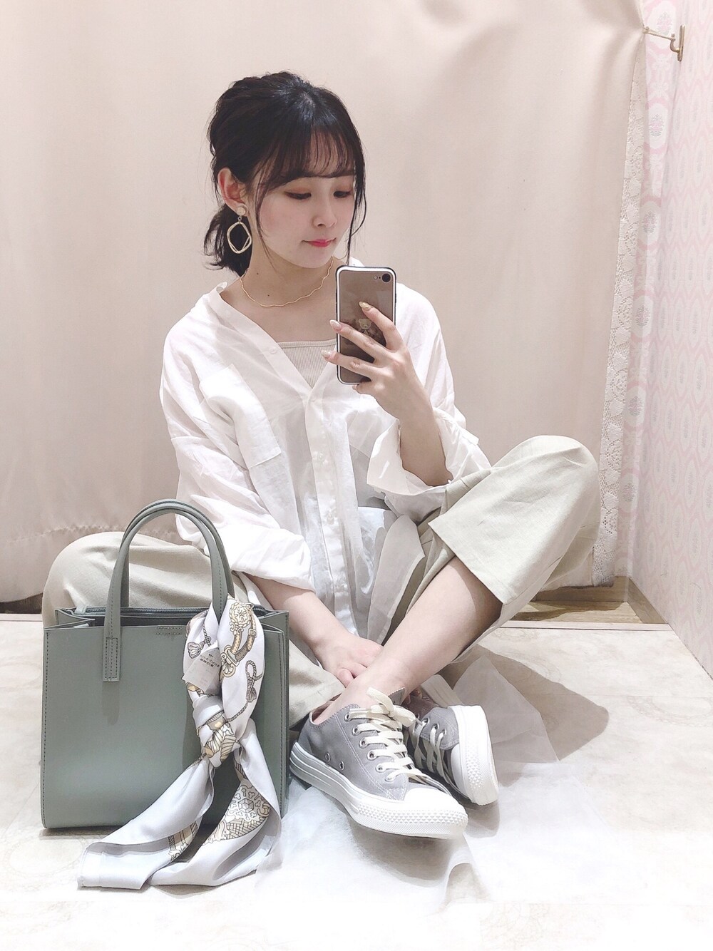 ホワイト系のシャツ/ブラウス、ベージュ系のその他パンツ、ベージュ系のスニーカーを着用したレディースの春コーディネートの1枚目の写真