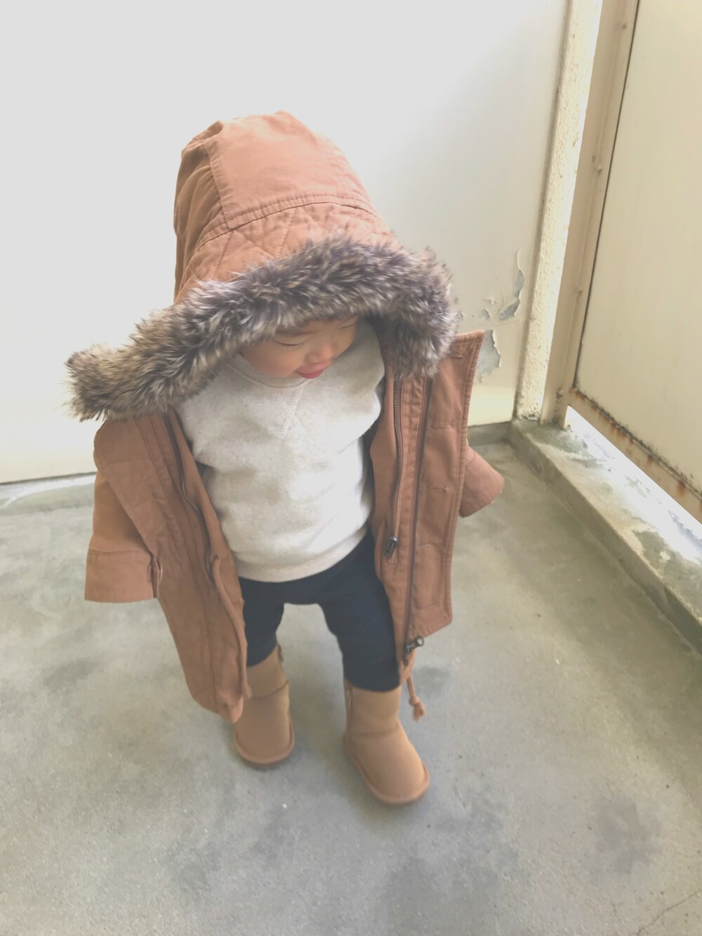 「冬、モッズコート、男の子、男の子コーデ、むすこーで、シンプル、シンプル部、スウェット、ムートンブーツ、おとこのこ」｜「西松屋のアイテム（スウェット、ベージュ系）」を使った、uka🤎 さん（キッズ・80cm）の冬コーディネートの1枚目の写真