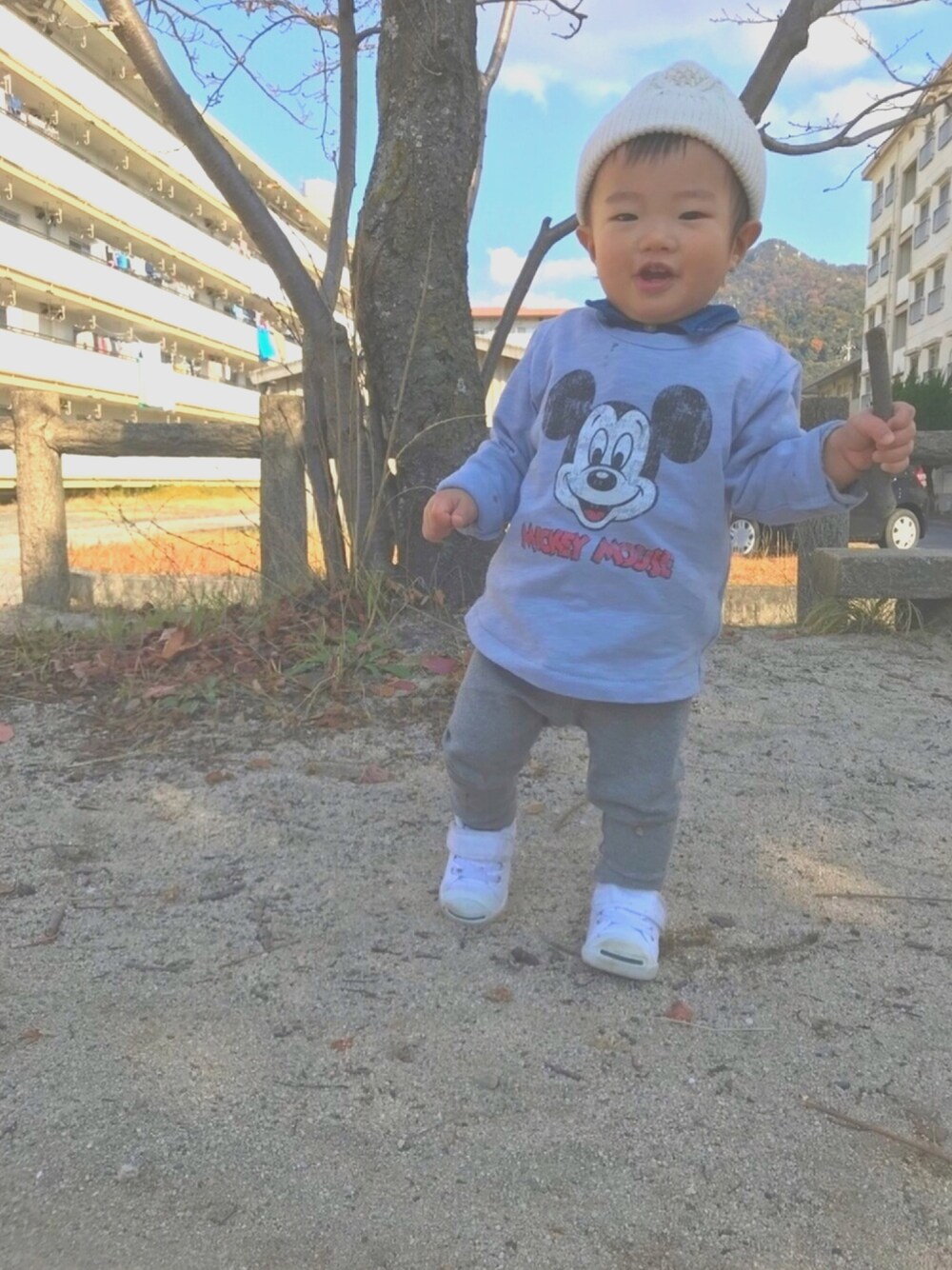 「ミッキーT、キッズコーデ、男の子、プチプラ、ニット帽ヘビロテしまくり、むすこーで、シンプルコーデ、kidsfashion、秋冬、レギンス」｜「petit mainの【ディズニーコラボ商品】ミッキー＆ロゴ長袖Tシャツ（Tシャツ/カットソー、ブルー系）」を使った、uka🤎 さん（キッズ・80cm）の秋コーディネートの1枚目の写真
