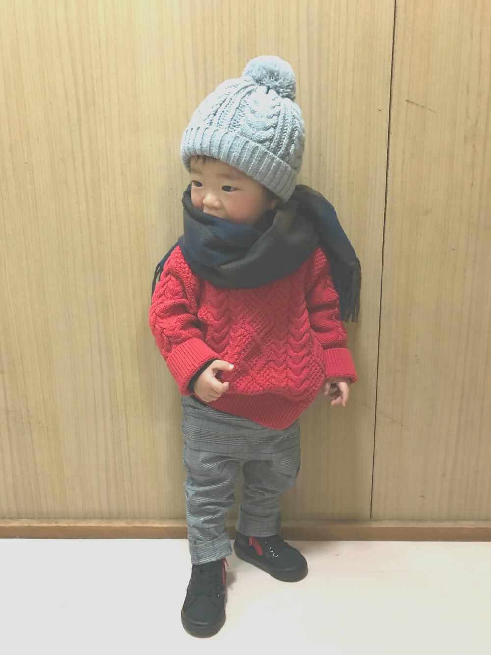 「男の子コーデ、赤ニット、グレンチェック、むすこーで、男の子、1歳、マフラーデビュー、冬コーデ、シンプルコーデ、babygap」｜「GAPのGap ケーブルニット ボタンセーター（ニット/セーター、レッド系）」を使った、uka🤎 さん（キッズ・80cm）の冬コーディネートの1枚目の写真