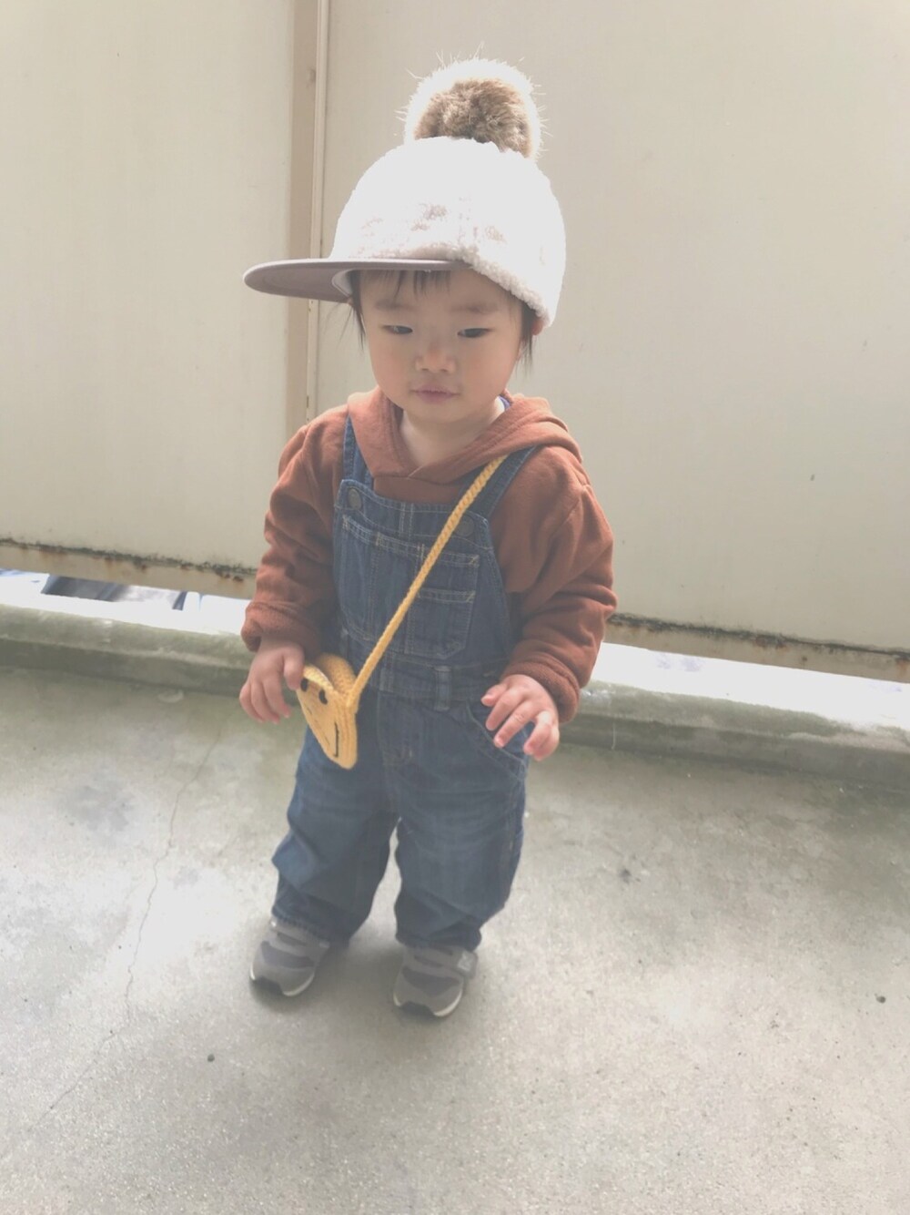 「おとこのこ、パーカー、オーバーオール、キャップ、1歳、シンプルコーデ、むすこーで、男の子、男の子コーデ、オーバーサイズ」｜「GAPのアイテム（サロペット/オーバーオール、ブルー系）」を使った、uka🤎 さん（キッズ・80cm）の冬コーディネートの1枚目の写真