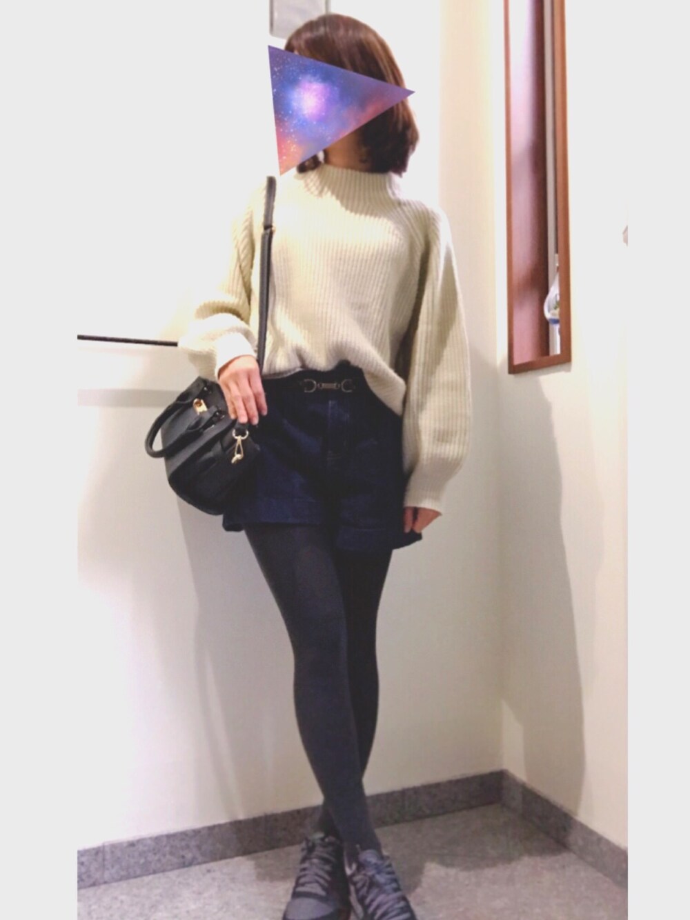 「冬コーデ、カジュアルコーデ、シンプル、オトナカジュアル、タートルネック、ニット、デニムパンツ、スニーカー」｜「titivateのﾎﾞﾄﾙﾈｯｸﾆｯﾄﾌﾟﾙｵｰﾊﾞｰ（ニット/セーター、ベージュ系）」を使った、みさPさん（レディース・153cm）の冬コーディネートの1枚目の写真
