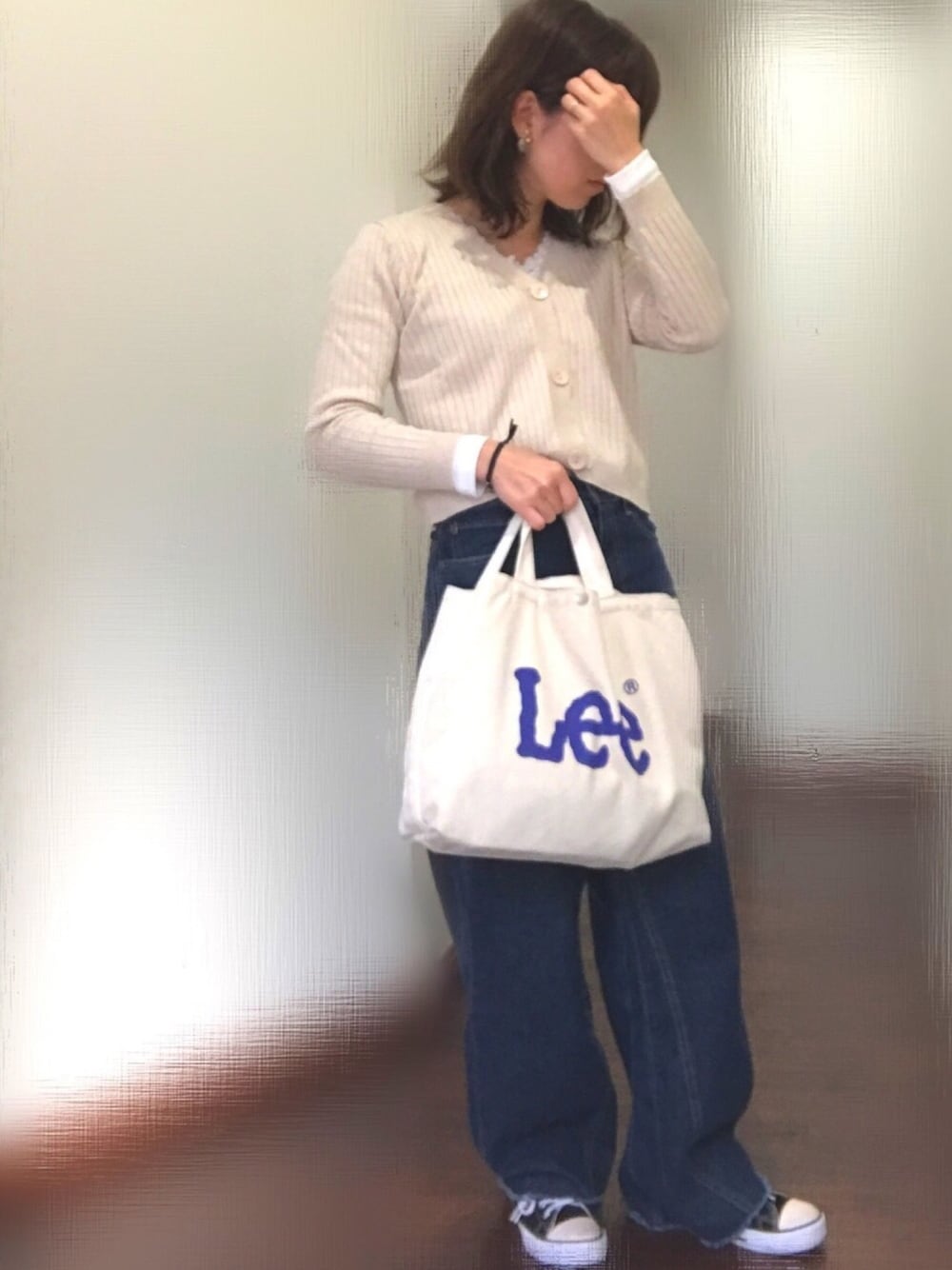 「カジュアル、スニーカーコーデ、プチプラ、春コーデ、デニム、ワイドパンツ、カーディガン、レース」｜「fifthのコンパクトリブニットカーディガン（カーディガン/ボレロ、ベージュ系）」を使った、みさPさん（レディース・153cm）の冬コーディネートの1枚目の写真