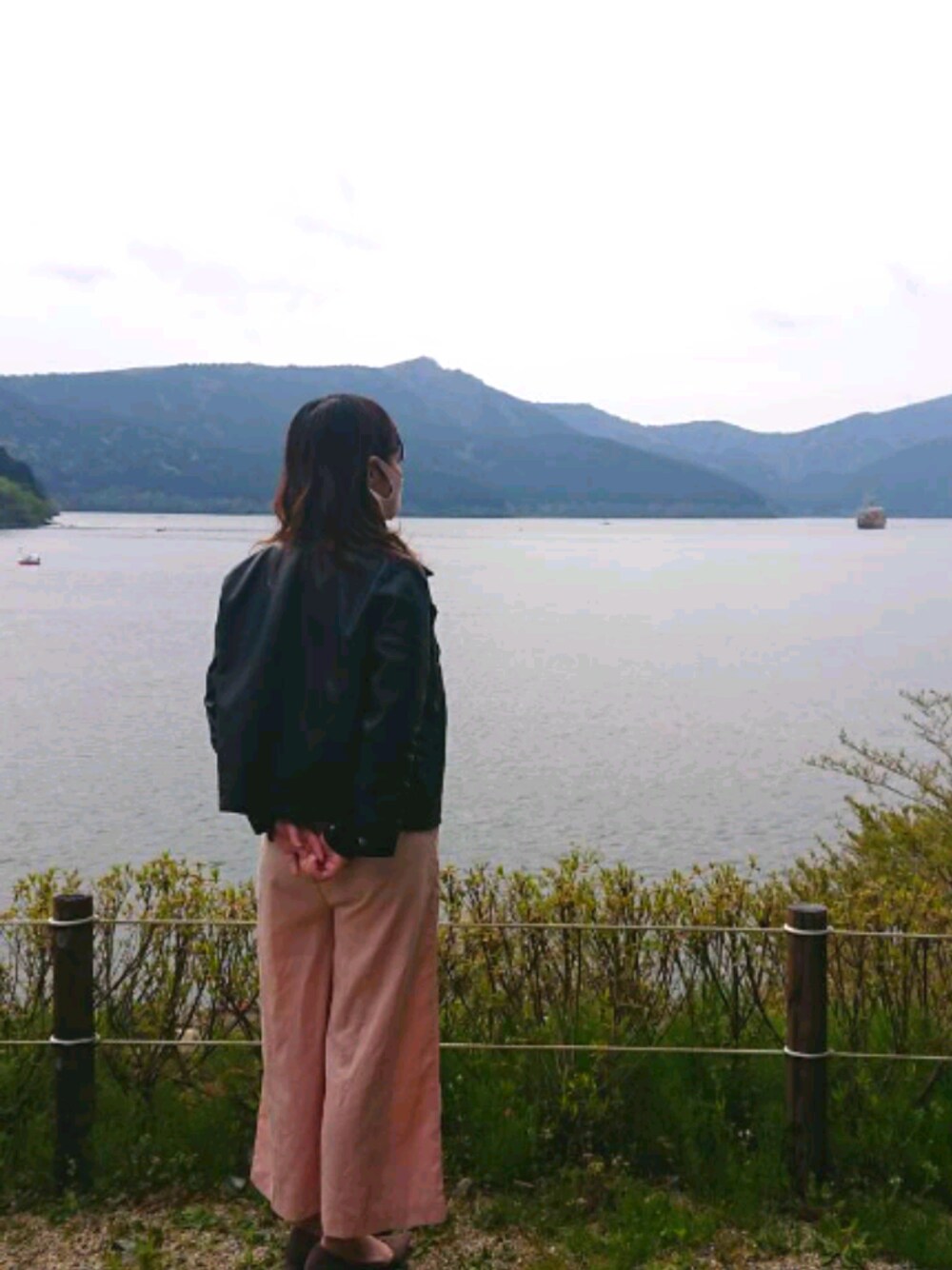 「ピンクワイドパンツ、無地の春コーディネート」｜「OLIVE des OLIVEのアイテム（ライダースジャケット、ブラック系）」を使った、ネコパンチさん（レディース・159cm）の春コーディネートの1枚目の写真