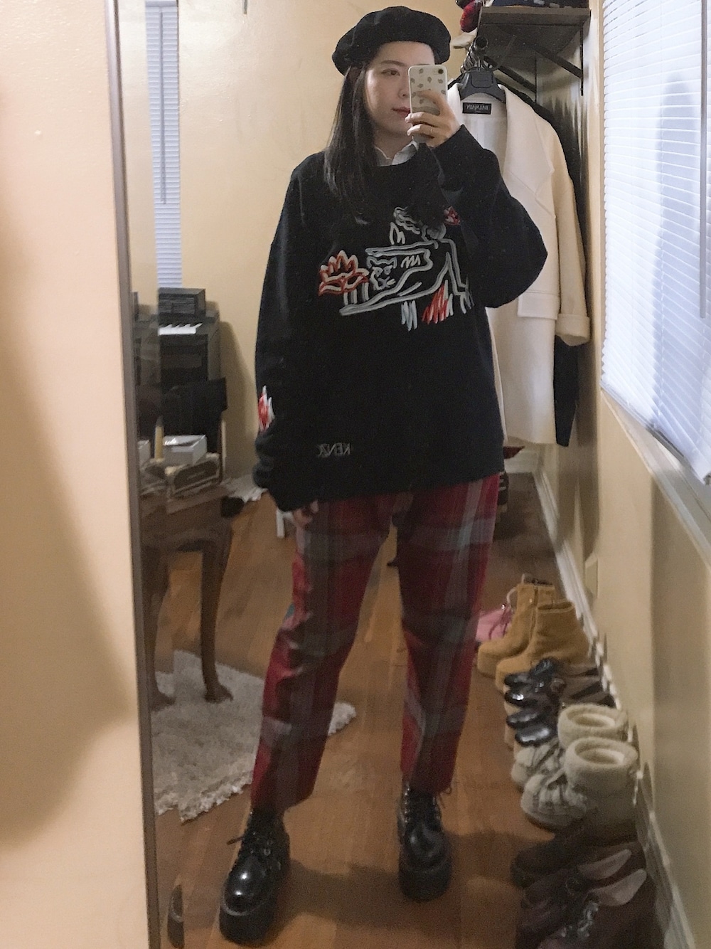 「LAULHERE 、Vivienne Westwood、KENZO、Dr.Martens」｜「KENZOのアイテム（スウェット、ブラック系）」を使った、isabel_not_cuteさん（レディース・170cm）の冬コーディネートの1枚目の写真