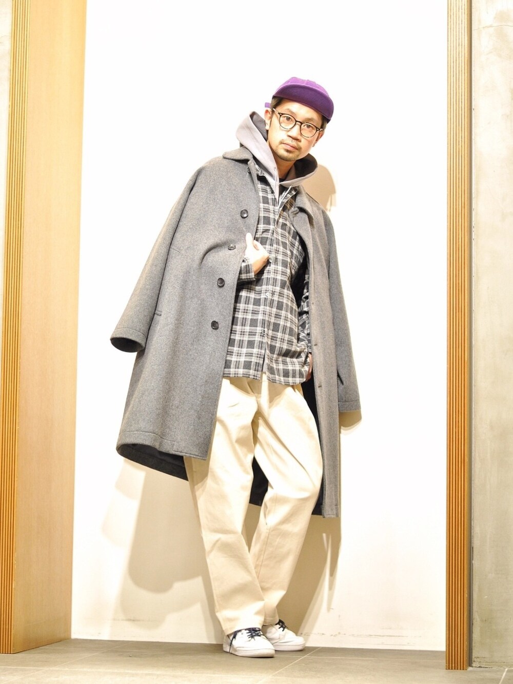 ブラック系のシャツ/ブラウス、グレー系のステンカラーコート、グレー系のパーカーを着用したメンズの冬コーディネートの1枚目の写真