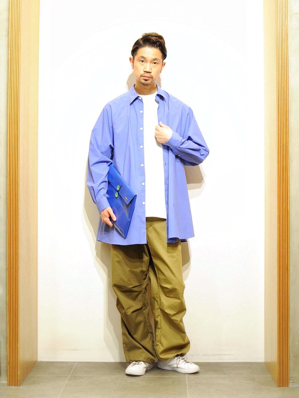 グリーン系のパンツ、ホワイト系のTシャツ/カットソー、ブルー系のシャツ/ブラウスを着用したメンズの春コーディネートの1枚目の写真