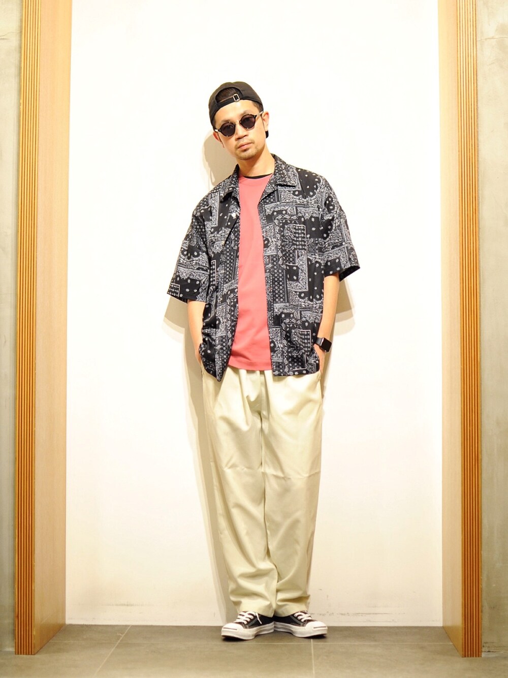 その他のシャツ/ブラウス、パープル系のTシャツ/カットソー、ホワイト系のその他パンツを着用したメンズの春コーディネートの1枚目の写真