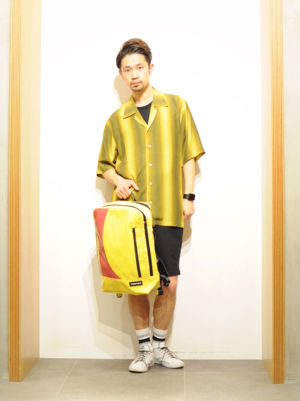 「夏、柄シャツ、オープンカラーシャツ、ネオンカラー、お洒落さんとつながりたい、ショートパンツ、アーバンリサーチ、FREITAG、アロハシャツ、グラミチ」｜「URBAN RESEARCHのCOSEI　グラデーションプリント ショートスリーブ シャツ（シャツ/ブラウス、イエロー系）」を使った、KakeruMayama(真山走)さん（メンズ・173cm）の夏コーディネートの1枚目の写真