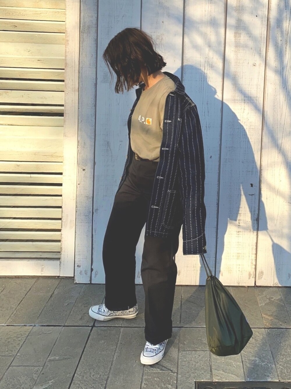 「春、15度、ストリート、横浜、あったかい、お出かけ、休日」｜「Carharttのアイテム（Tシャツ/カットソー、グリーン系）」を使った、SAーyaさん（レディース・156cm）の春コーディネートの1枚目の写真