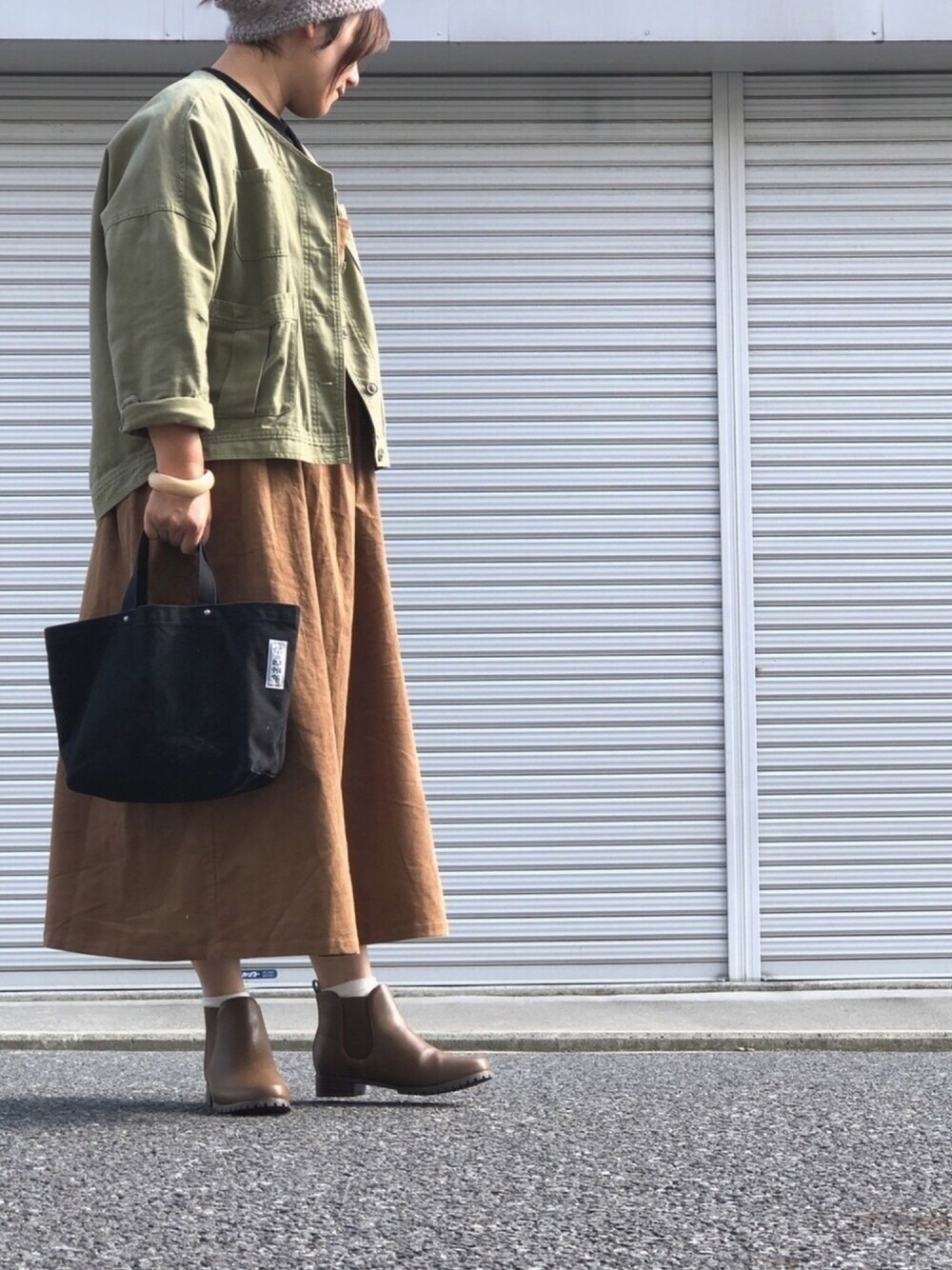 「アースカラー、コーデュロイ、コーデュロイサロペット、ノーカラージャケット、サイドゴアブーツ、ヘアバンド、ナチュラル、ナチュラルコーデ」｜「Samansa Mos2のノーカラーワークジャケット（ノーカラージャケット、グリーン系）」を使った、lomilomiさん（レディース・160cm）の秋コーディネートの1枚目の写真