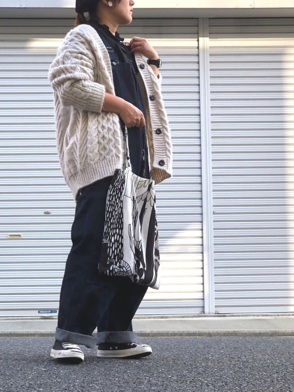 「秋コーデ、ケーブルカーディガン、オーバーオール、サロペット、オーバーサイズ、フリルネック、フリルブラウス、ジャックパーセル、ニットカーディガン、デニム」｜「Libra CueのLibra フリルカラーブラウス（シャツ/ブラウス、ブラック系）」を使った、lomilomiさん（レディース・160cm）の秋コーディネートの1枚目の写真