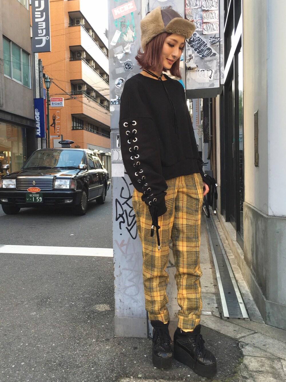 「ファー帽子、チェック、チェックパンツ、スウェット、冬、LHP、LHP大阪、LHPWOMENS、chica」｜「ChicaのChica/チカ/Ribbon Hoodie（パーカー、グレー系）」を使った、hanae maruiさん（レディース・155cm）の冬コーディネートの1枚目の写真