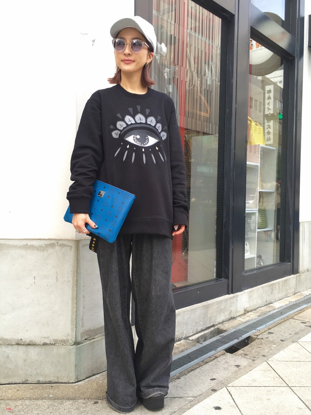 「スウェット、デニム、KENZO、キャップ、サングラス、黒、LHP、LHP大阪、ワイドデニム、LHPWOMENS」｜「KENZOのアイテム（スウェット、ブラック系）」を使った、hanae maruiさん（レディース・155cm）の冬コーディネートの1枚目の写真