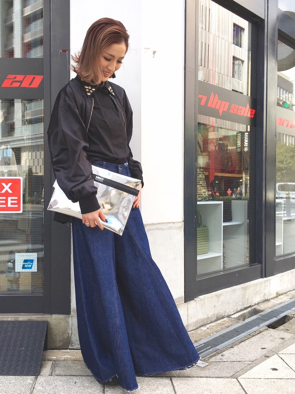 「オトナカジュアル、シンプル、outfit、デニムパンツ、ワイドデニム、シャツスタイル、クラッチバッグ、MM6、LHP、LHP大阪」｜「MM6 Maison Margielaのアイテム（シャツ/ブラウス、ブラック系）」を使った、hanae maruiさん（レディース・155cm）の冬コーディネートの1枚目の写真