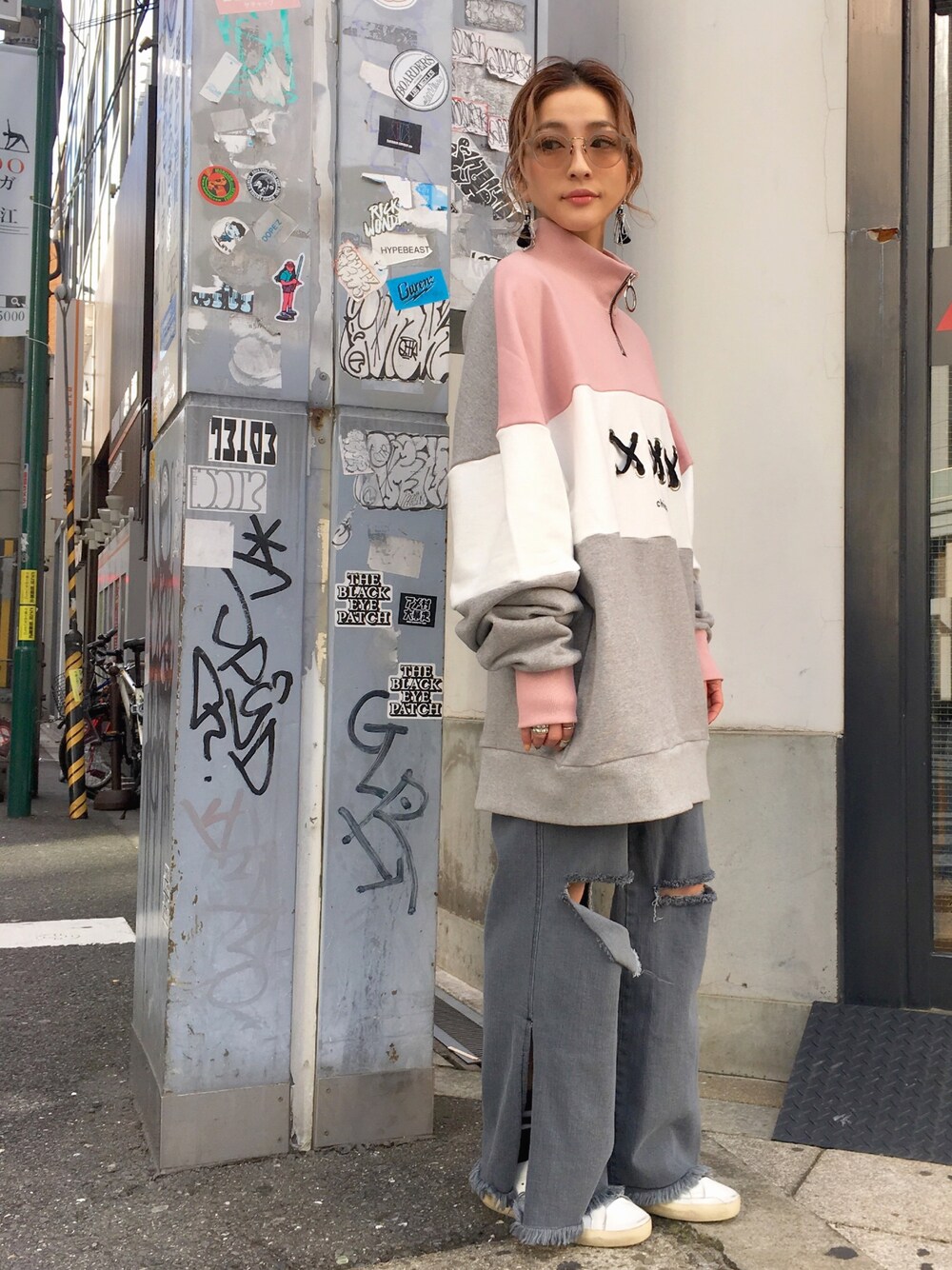 「スウェット、デニム、ピンク、ハイネック、LHP、ootd、春コーデ、ラクチンコーデ、スリット」｜「ChicaのChica/チカ/SideSlit Denim（デニムパンツ、グレー系）」を使った、hanae maruiさん（レディース・155cm）の冬コーディネートの1枚目の写真