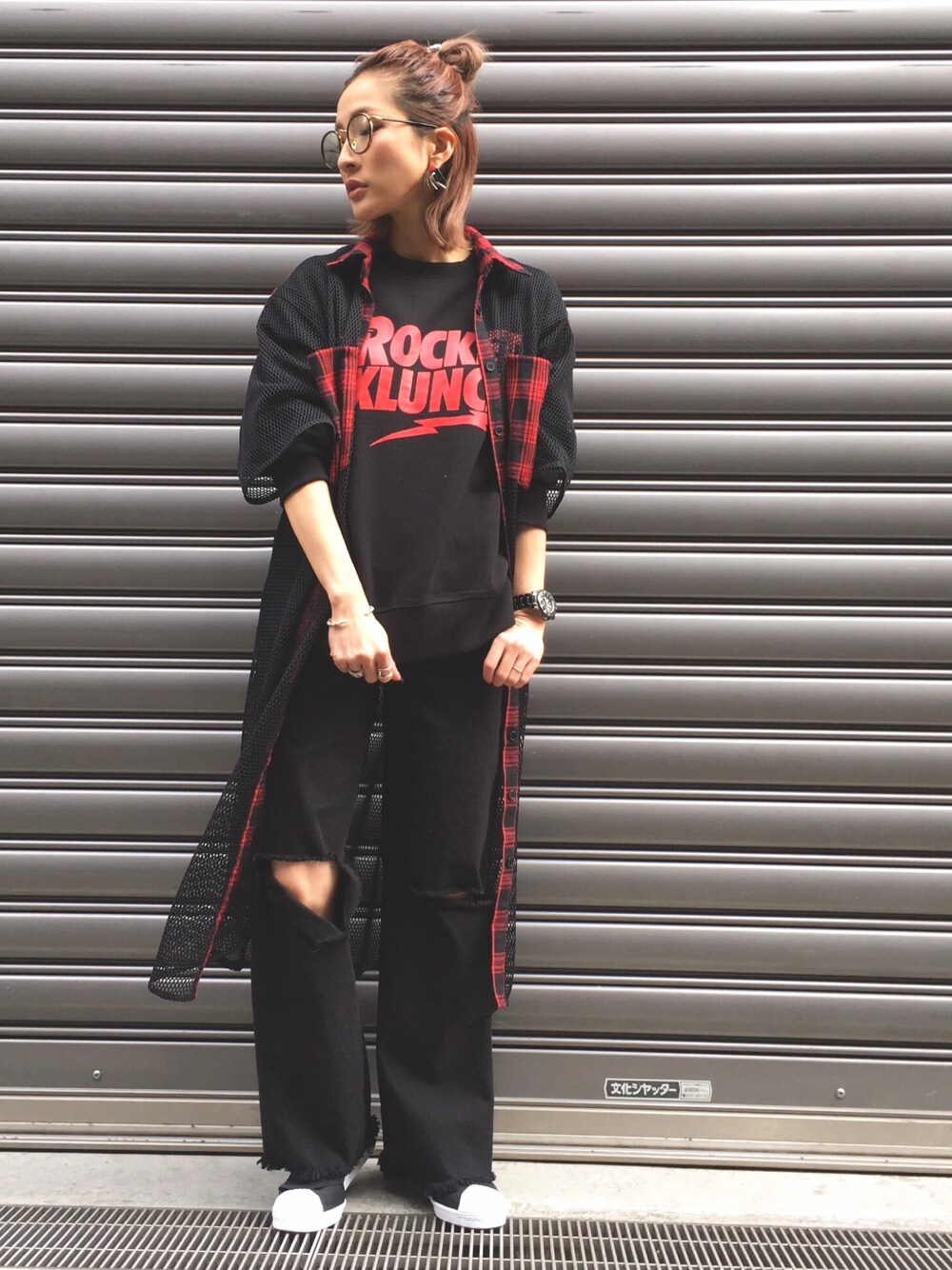 「スウェット、赤、LHP、fashion、赤チェック、パンツスタイル、スリムパンツ、スリット、LHP大阪、LHPWOMENS」｜「ChicaのChica/チカ/SideSlit Denim（デニムパンツ、ブラック系）」を使った、hanae maruiさん（レディース・155cm）の冬コーディネートの1枚目の写真