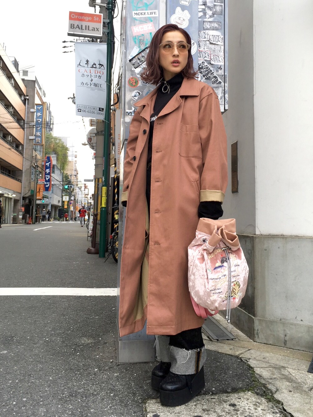 「デニム、ピンク、ステンカラーコート、LHP、春アウター、春色、春コーデ、outfit、LHP大阪、LHPWOMENS」｜「DANKE SCHONのDankeSchon/ダンケシェーン/BackPrint ChesterCort（チェスターコート、ピンク系）」を使った、hanae maruiさん（レディース・155cm）の冬コーディネートの1枚目の写真
