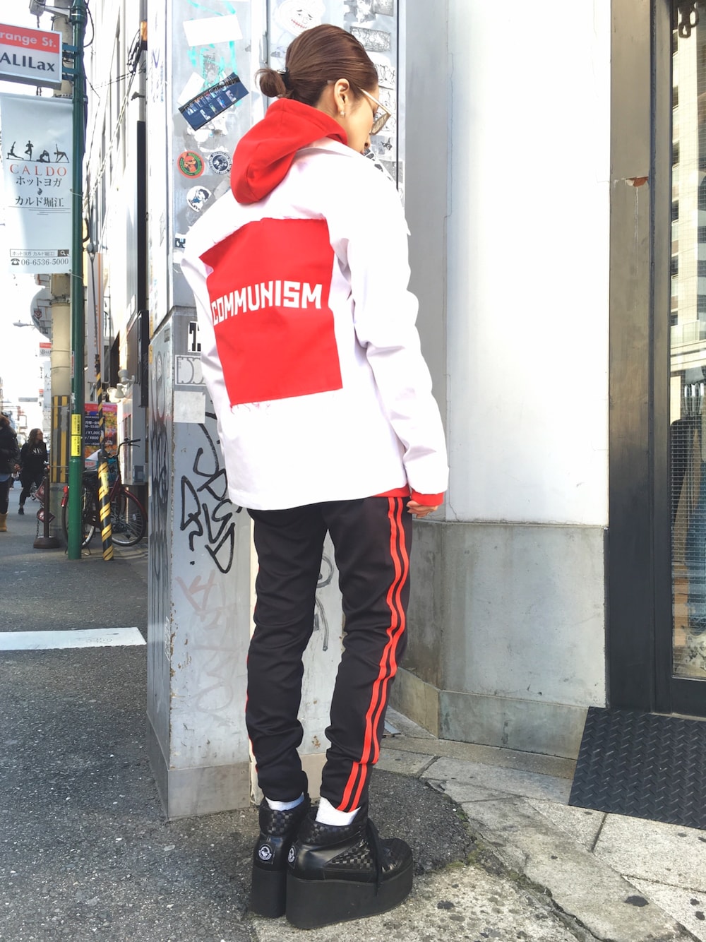 「春コーデ、black、ラインパンツ、白、白シャツ、yuliayefimtchuk、LHP、LHP大阪、春、LHPWOMENS」｜「yuliayefimtchukのアイテム（パーカー、レッド系）」を使った、hanae maruiさん（レディース・155cm）の冬コーディネートの1枚目の写真
