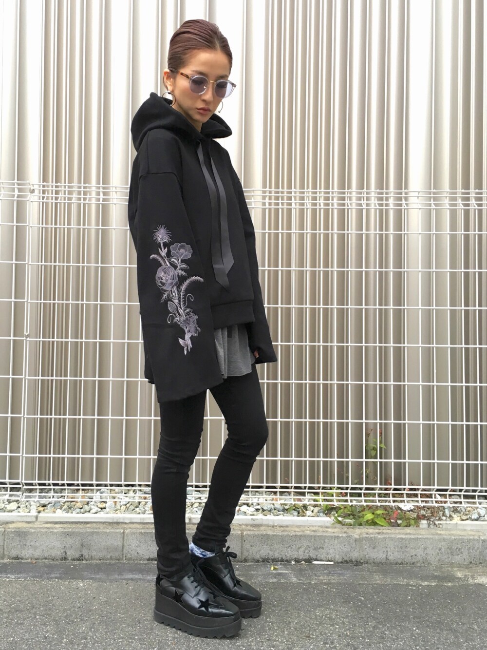 「ブラック、パーカー、刺繍、LHP、スキニーデニム、カジュアルコーデ、LHP大阪、袖フレア、CATCOPY、LHPWOMENS」｜「CAT COPYのアイテム（パーカー、ブラック系）」を使った、hanae maruiさん（レディース・155cm）の冬コーディネートの1枚目の写真