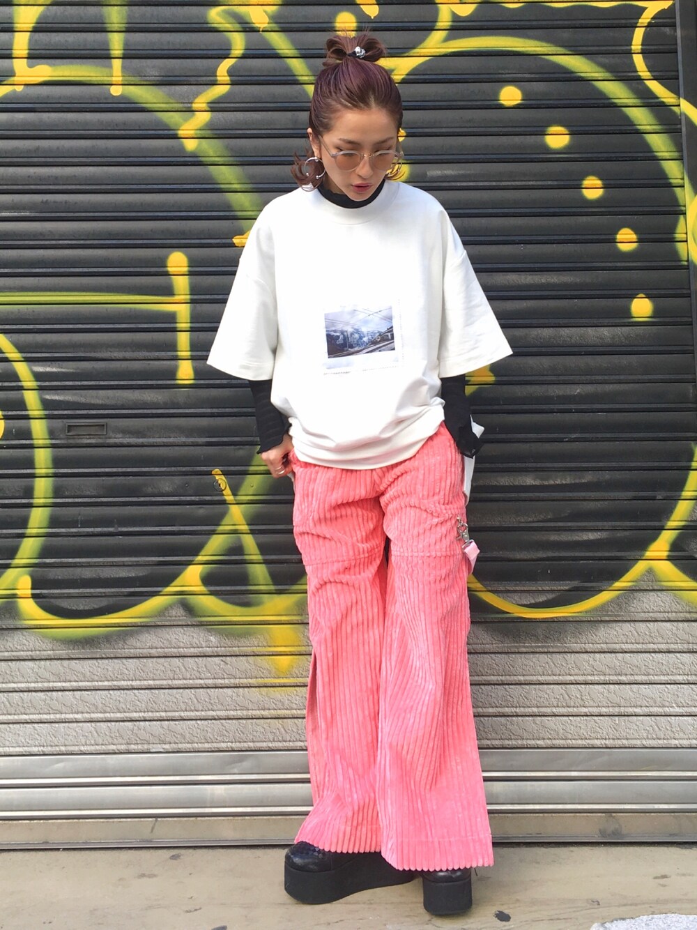「outfit、ラフ、春コーデ、ワイドパンツ、somewherenowhere、レイヤードスタイル、LHP、LHP大阪、LHPWOMENS、白Tシャツ」｜「somewhere nowhereのアイテム（その他パンツ、ピンク系）」を使った、hanae maruiさん（レディース・155cm）の冬コーディネートの1枚目の写真