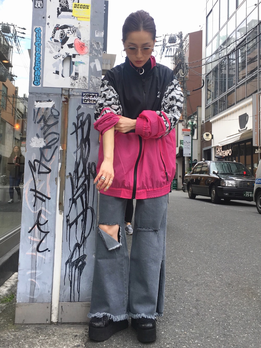 「春、denim、パンツスタイル、低身長、ナイロンジャケット、ダメージデニムパンツ、ワイドパンツ、スポーツミックス、LHP、LHP大阪」｜「ChicaのChica/チカ/SideSlit Denim（デニムパンツ、グレー系）」を使った、hanae maruiさん（レディース・155cm）の春コーディネートの1枚目の写真