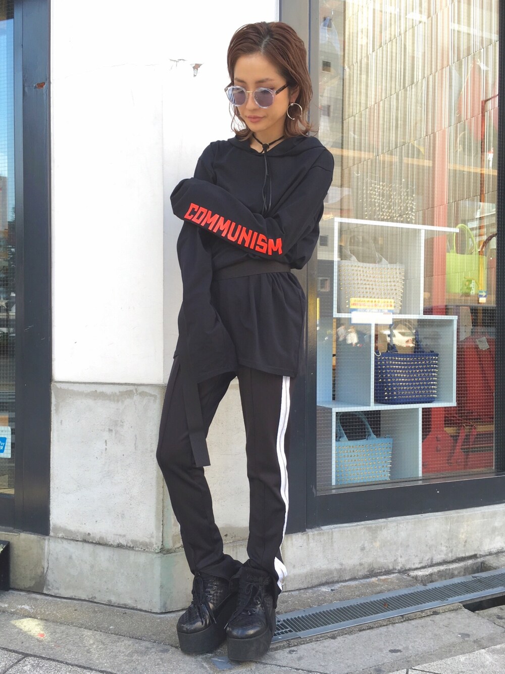 ブラック系のTシャツ/カットソー、ホワイト系のその他パンツ、ブラウン系のサングラスを着用したレディースの春コーディネートの1枚目の写真